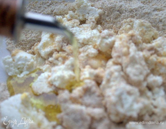 Влить масло (4–5 ложек). Можно кунжутное.