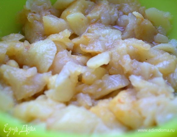 Для начинки я заранее потушила яблоки с небольшим количеством воды, можно с кусочком сливочного масла.