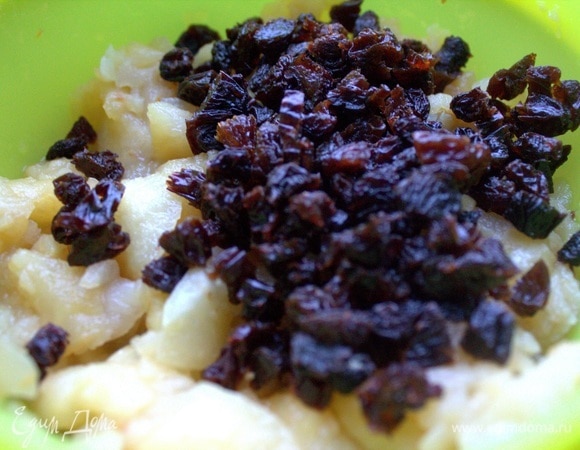 К яблокам всыпала изюм, можно добавить курагу или чернослив. Если начинка слишком влажная, дополните крахмалом.