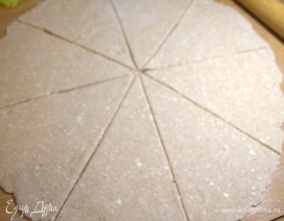 Тесто раскатать в круг, поделить на восемь частей.