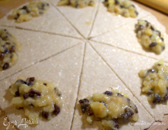 На край треугольника положить по ложке начинки.