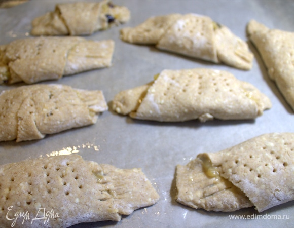 Скрутить в рогалик, края прижать вилкой, верх наколоть.