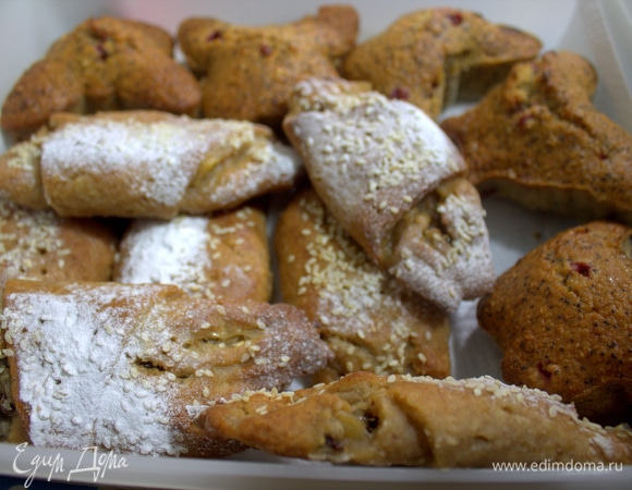 Остывшие рогалики посыпать пудрой, хранить в закрытой коробке.