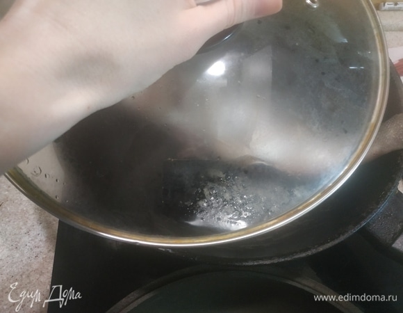 Разогреть оливковое масло на сковороде, растопить в нем сливочное и обжаривать рыбу под крышкой около 5 минут с каждой стороны.