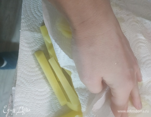 Слить воду и хорошенько просушить картофель кухонными салфетками. В это время разогреть масло на сковороде.