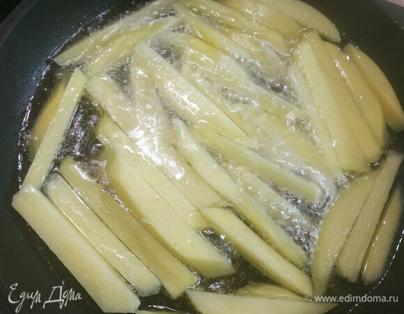 Обжарить картофель до зарумянивания. Посолить в конце. Я слегка подсаливаю уже на тарелке, перед подачей на стол.