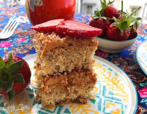 Ореховые коржи, крем, клубника — это очень вкусно!