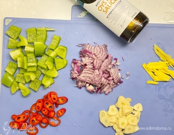 Подготовим все ингредиенты. Нарезать перец, чеснок, лук и имбирь (1см ) так, как показано на фото.