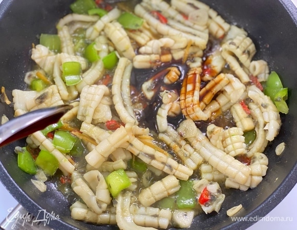 В конце добавить белый сахар (1 ст. л.), кунжутное масло и устричный соус (можно соевый). По желанию посыпать зеленым луком. Подавать с рисом или отдельно.