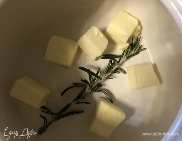 Необходимо правильно выбрать посуду для приготовления этого блюда. Это может быть либо кастрюля с толстым дном и стенками, либо керамический горшок. Размер посуды должен быть такой, чтобы кусок мяса плотно вошел в нее и не «болтался» в ней. Это важно. Качественное сливочное масло (это также очень важно!) нарезать кубиками примерно 1,5 х 1,5 см. 3–5 кубиков положить на дно горшка (или кастрюли) и положить веточку розмарина.