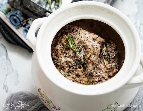 Это мясо прекрасно как в горячем, так и в холодном виде. При этом масло, использованное при приготовлении свинины, не выливать, а процедить через марлю в баночку и использовать при приготовлении других блюд (например, жарка мяса, котлет, яичниц и т. д.)