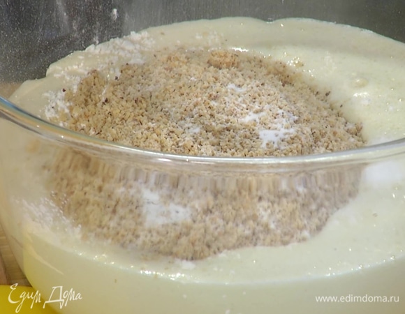 В отдельной миске соединить взбитые яйца с оливковым маслом, добавить молоко, ванильный экстракт, всю муку, разрыхлитель и цедру, вымешать тесто.