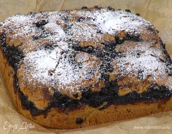 Готовый пирог украсить сахарной пудрой.