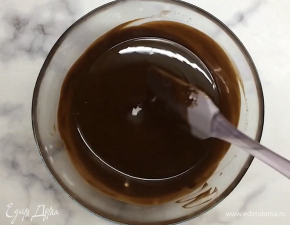 Шоколад и масло доводим до однородного состояния.