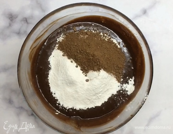 Добавляем просеянную муку, соль и какао. Перемешиваем, чтобы не было комочков и тесто стало однородным.