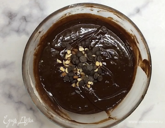 На этом этапе можно добавить орехи и кусочки шоколада по вкусу.