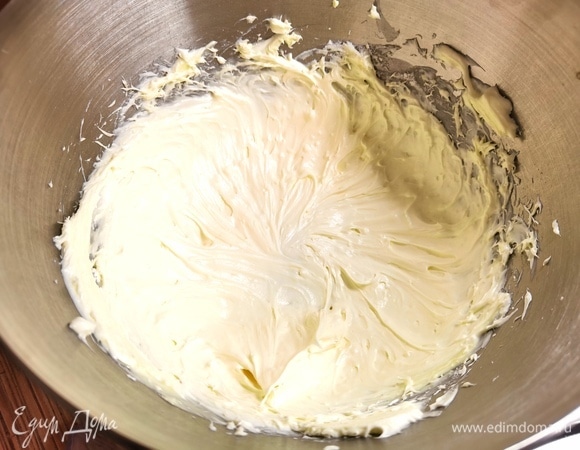 Масло комнатной температуры взбить с сахарной пудрой до белого цвета и пышного состояния.