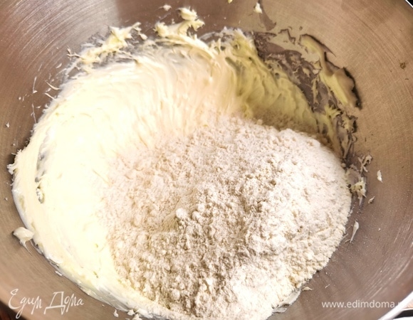 Всыпать муку и соль, перемешать лопаткой до однородности.