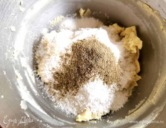 В конце добавить кокосовую стружку и измельченные цветки лаванды. Выместить тесто до однородности.