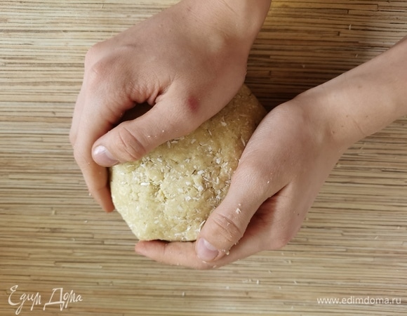 Удобно месить руками.