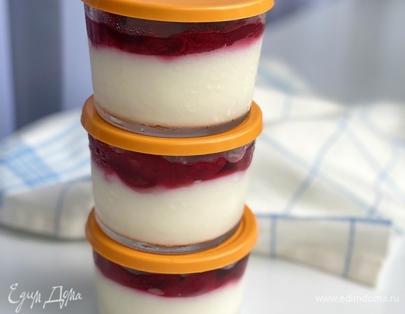 Выложить вишневую начинку поверх пудинга и отправить в холодильник на пару часов.