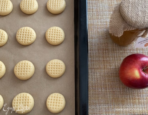 Из теста формируем шарики. Выкладываем их на форму для выпечки и слегка придавливаем. Затем можно нанести на поверхность печенья узор, например — с помощью кухонного молотка. Или также можно раскатать печенье в один большой пласт и вырезать печеньки с помощью формочек.