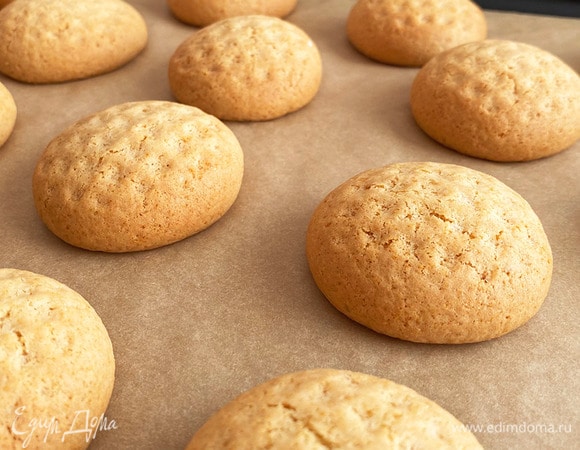 Выпекать печенье нужно в разогретой до 180°C духовке 10–12 минут.