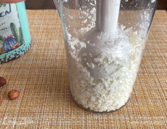 Для приготовления теста можно использовать творог в брикетах или, если у вас зернистый творог, можно протереть его через сито или измельчить с помощью блендера.