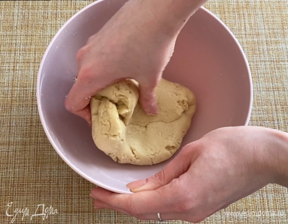 Замешиваю мягкое тесто. Сначала — с помощью лопатки, а когда оно станет густым — руками.