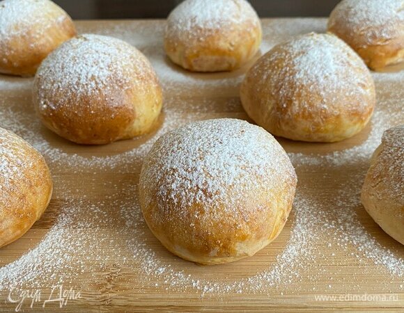 Булочки готовы! Даем им немного остыть, и можно украсить сахарной пудрой. Вот такая красота получается! Булочки воздушные, очень нежные, мягкие и вкусные! Они получаются не очень сладкие, поэтому при желании вы можете добавить в них любую начинку: например вареную сгущенку или повидло.