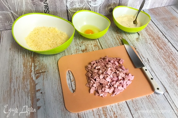 Нарезать колбасу небольшими кубиками, сыр натереть на мелкой терке. Подготовить соус: можно смешать майонез с кетчупом, можно использовать просто майонез с приправами.