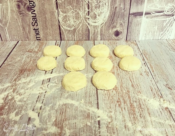 Сформируйте сырники. Разогрейте сковороду с растительным маслом, обжаривайте сырники с двух сторон до появления золотистой корочки. Подавать можно со сметаной или вареньем.