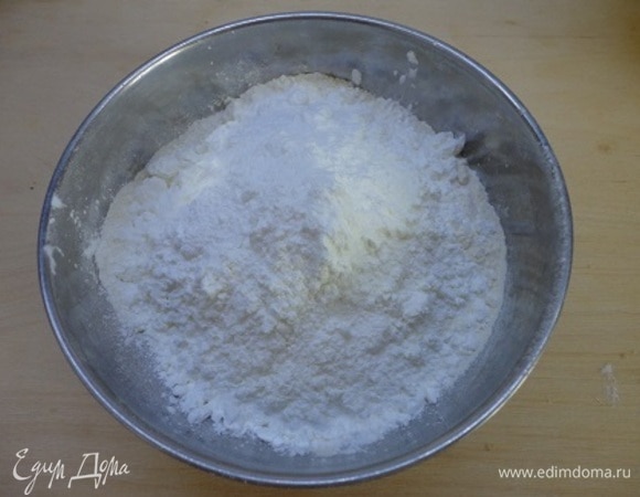 Поскольку готовится кекс очень быстро, сразу же включите духовку для разогрева до 180°C. Подготовьте форму, смазав ее сливочным маслом и посыпав мукой. Растопите сливочное масло. Смешайте муку с крахмалом и 3 ч. л. разрыхлителя.