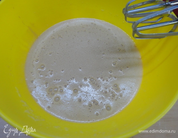 Взбейте коричневый сахар с яйцами в пышную пену. Затем, продолжая взбивать, введите топленое сливочное масло и ликер.