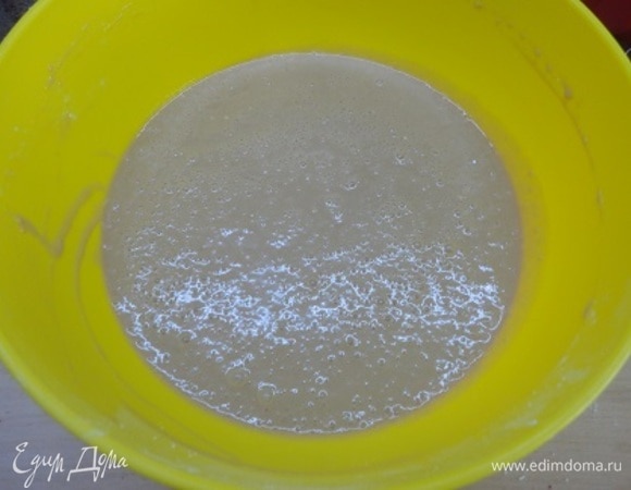 Смешайте сухие и жидкие ингредиенты, вылейте тесто в форму и выпекайте 35–40 минут. Или ориентируйтесь по своей духовке.