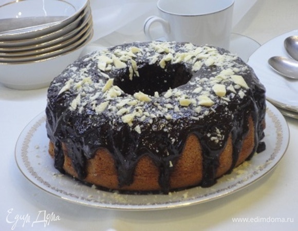 Готовый кекс полностью остудите. Приготовьте глазурь: измельченный шоколад со сливками растопите на водяной бане в однородную массу, добавьте сливочное масло, перемешайте и полейте кекс. По желанию можно посыпать белым шоколадом или кокосовой стружкой.