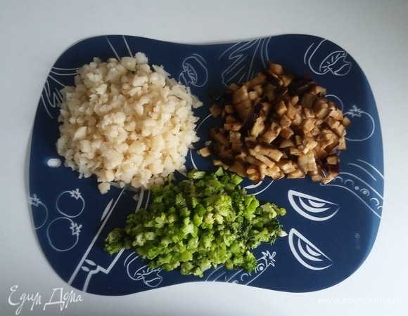 Баклажан, цветную капусту и брокколи я использовала замороженные, поэтому перед началом приготовления их нужно разморозить. Затем нарезать мелкими кубиками.