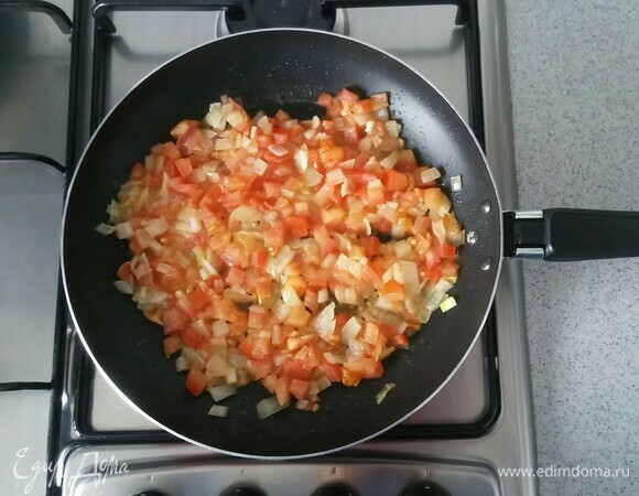 Затем добавляем к репчатому луку помидоры, перемешиваем и тушим около 5 минут.