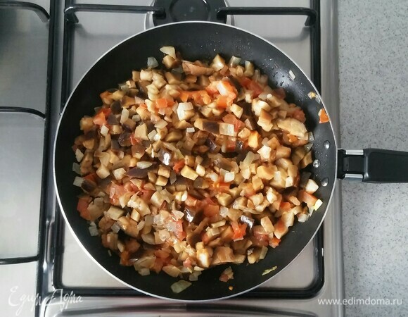 Добавляем нарезанный баклажан. Перемешиваем все вместе и тушим под крышкой еще 7 минут.