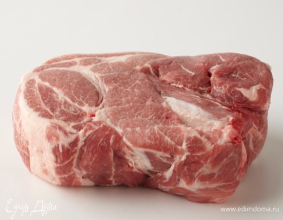 Выбираем свежий кусок свинины со множеством прожилок. Я обычно выбираю плечо. Этот кусок имеет множество прожилок, и в моем месте проживания повсюду доступен, к тому же недорого стоит. Прекрасно подходит для данного рецепта.
