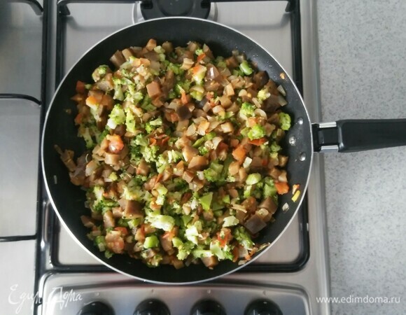 После этого добавляем к овощам нарезанную брокколи. Снова перемешиваем и тушим под крышкой 5 минут.