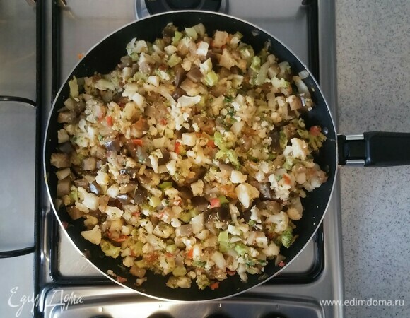 Тушим еще 10 минут, до готовности овощей. После чего убираем сковороду с огня. Начинка для лазаньи готова.