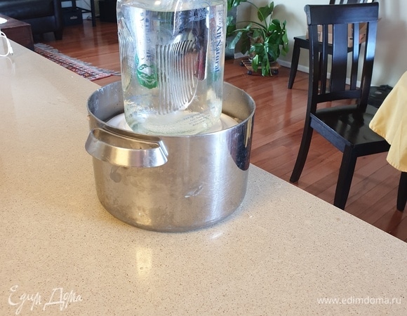 Накрываем тарелкой и ставим вес на нее. Где-то через час кромки тарелки должны покрыться мясным соком. Оставляем при комнатной температуре на 24 часа. Очень важно держать кастрюлю при комнатной температуре! Уксус не даст мясу испортиться, а комнатная температура необходима для того, чтобы дать кислоте в уксусе возможность и время полностью размягчить мясо.