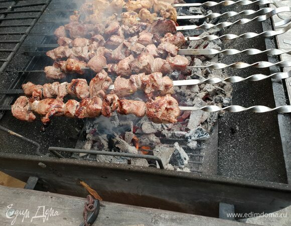 Нанизываем на шампуры и готовим на хороших древесных углях!