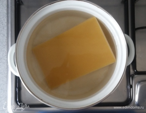 Подготавливаем тесто для лазаньи. Для этого нужно отварить листы теста в кипящей подсоленной воде около 5 минут, практически до готовности (так было указано на упаковке). Я отвариваю не все листы сразу, а частями.