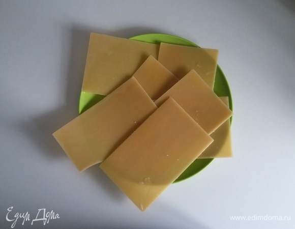 Затем остужаем листы теста для лазаньи до комнатной температуры.