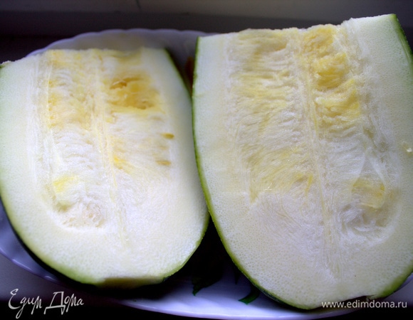 Молодой кабачок можно не очищать от кожицы. Натереть на крупной терке. Очень сочный овощ нужно немного отжать.