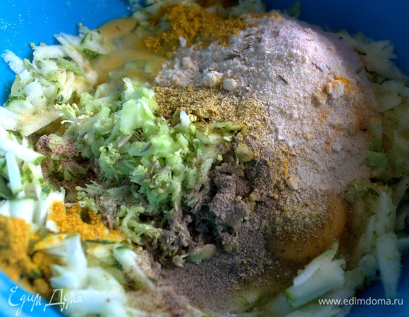 Добавить сухари и специи.