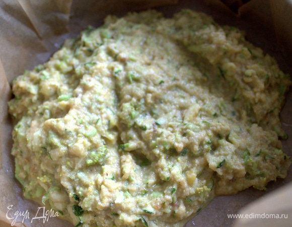 Перемешанную основу переносим на смазанный маслом пергамент в форму 24 см диаметром.