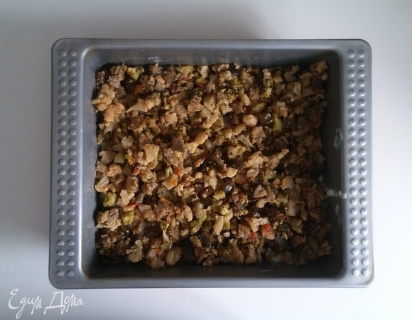 Затем — часть соуса, а на него — слой овощной начинки.